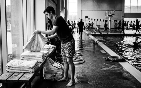 Schwarzweiss-Reportage mit Badeshorts zum Thema Jack & Jones Herren, hoher Kontrast, sachlich dargestellt - Foto: THN