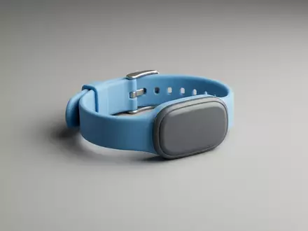 Fotorealistische Studioaufnahme von Schwimmsicherheitsband zum Thema iSwimband Kinder Schwimmband Sensor, klare Lichtfuehrung - Foto: THN