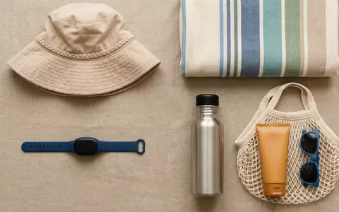 Flatlay-Arrangement rund um Schwimmsicherheitsband zum Thema iSwimband Kinder Schwimmband Sensor, weiches Oberlicht - Foto: THN