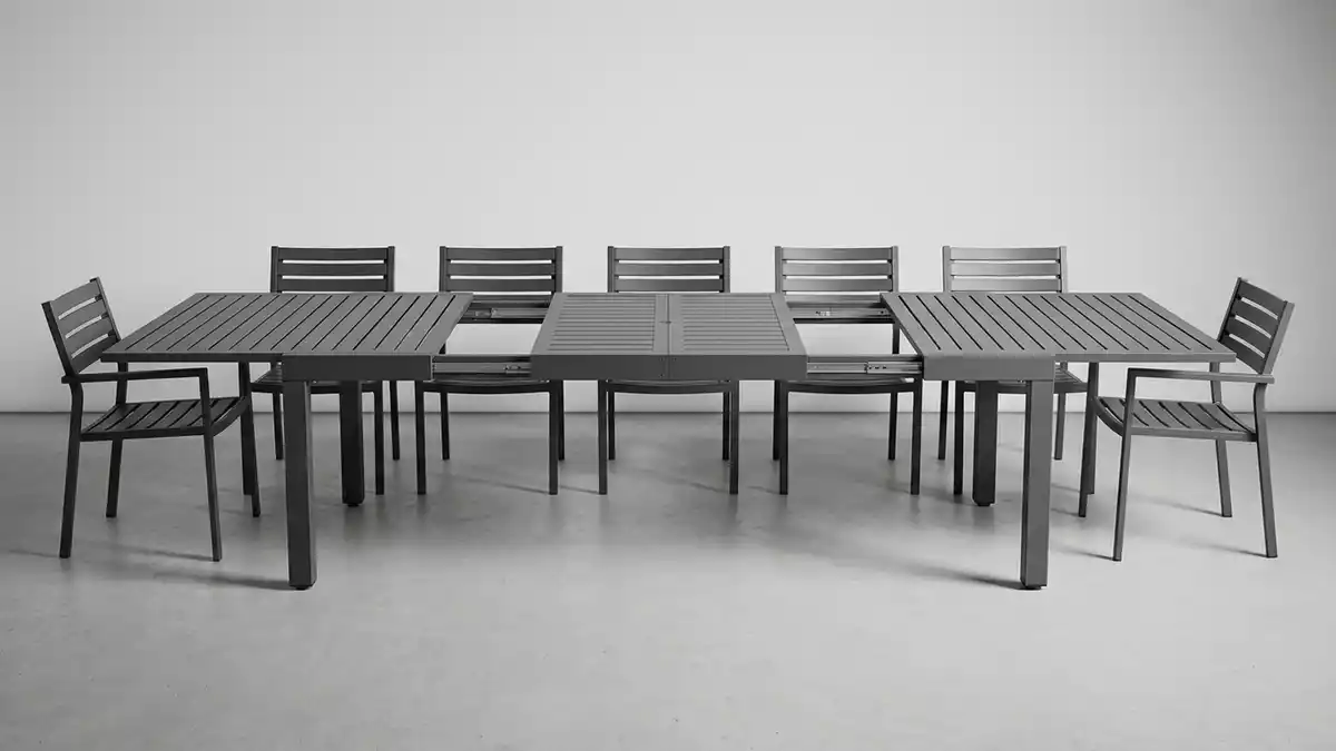 Fotorealistische Studioansicht von Gartentisch in neutraler Produktdarstellung
