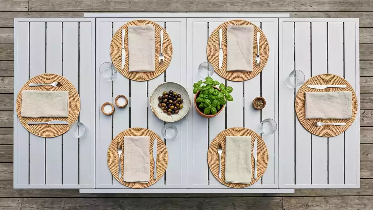 Flatlay-Arrangement rund um Gartentisch mit passenden Requisiten von oben, neutral