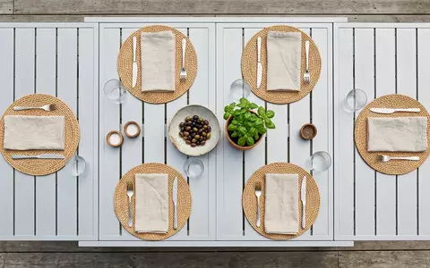 Flatlay-Arrangement rund um Gartentisch zum Thema tectake Gartentisch Aluminium ausziehbar, weiches Oberlicht - Foto: THN