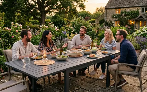 Fotorealistische Aufnahme von Gartentisch im Garten zum Thema tectake Gartentisch Aluminium ausziehbar, warmes Abendlicht - Foto: THN