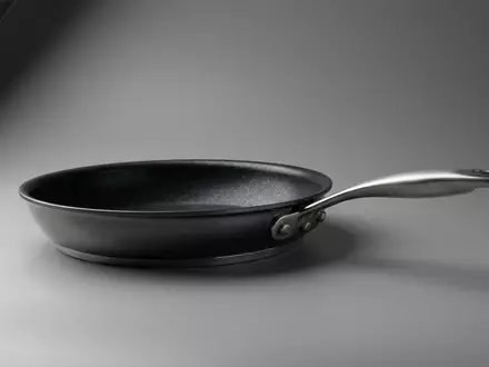 Fotorealistische Studioaufnahme von Bratpfanne zum Thema Tefal Easy Cook &, klare Lichtfuehrung - Foto: THN