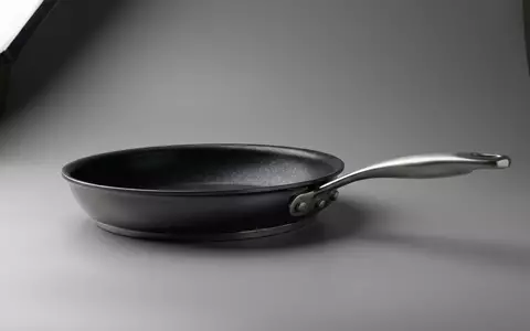 Fotorealistische Studioaufnahme von Bratpfanne zum Thema Tefal Easy Cook &, klare Lichtfuehrung - Foto: THN
