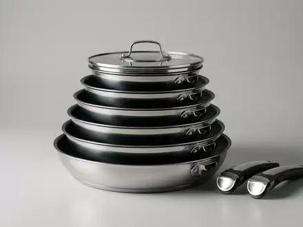 Fotorealistische Studioaufnahme von Pfannenset zum Thema Tefal Ingenio Pfannenset 3-teilig, klare Lichtfuehrung - Foto: THN