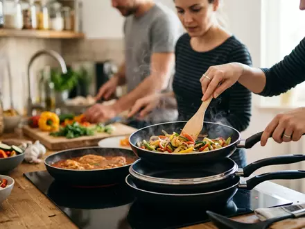 Fotorealistische Aufnahme von Pfannenset am Herd zum Thema Tefal Ingenio Pfannenset 3-teilig, natuerliches Licht - Foto: THN