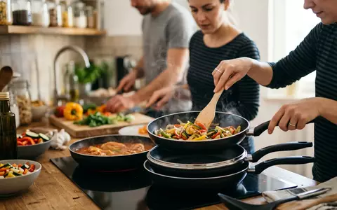 Fotorealistische Aufnahme von Pfannenset am Herd zum Thema Tefal Ingenio Pfannenset 3-teilig, natuerliches Licht - Foto: THN