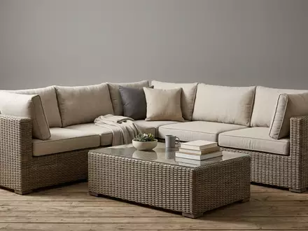 Fotorealistische Studioaufnahme von Gartenlounge zum Thema tectake Rattan Lounge Set, klare Lichtfuehrung - Foto: THN
