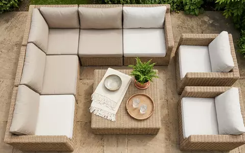 Flatlay-Arrangement rund um Gartenlounge zum Thema tectake Rattan Lounge Set, weiches Oberlicht - Foto: THN