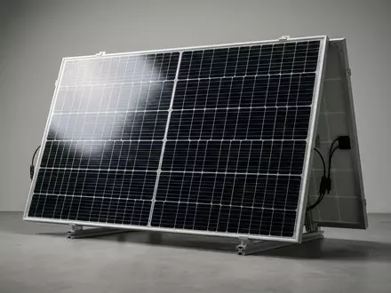 Fotorealistische Studioaufnahme von Solarpanel zum Thema EcoFlow 400W Bifaziales Solarpanel, klare Lichtfuehrung - Foto: THN
