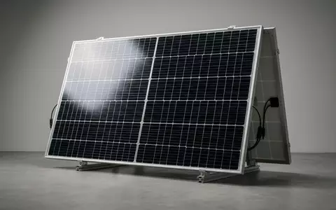Fotorealistische Studioaufnahme von Solarpanel zum Thema EcoFlow 400W Bifaziales Solarpanel, klare Lichtfuehrung - Foto: THN