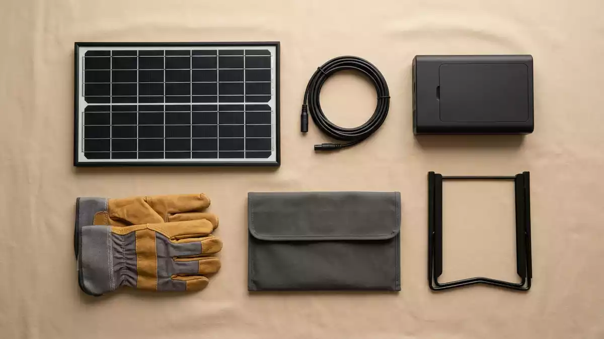 Flatlay-Arrangement rund um Solarpanel mit passenden Requisiten von oben, neutral