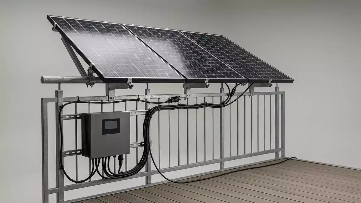 Fotorealistische Studioansicht von Solarstromset in neutraler Produktdarstellung