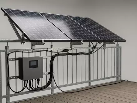 Fotorealistische Studioaufnahme von Solarstromset zum Thema EcoFlow PowerStream 800W Balkonkraftwerk, klare Lichtfuehrung - Foto: THN