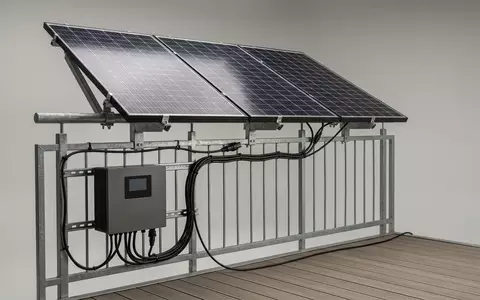 Fotorealistische Studioaufnahme von Solarstromset zum Thema EcoFlow PowerStream 800W Balkonkraftwerk, klare Lichtfuehrung - Foto: THN