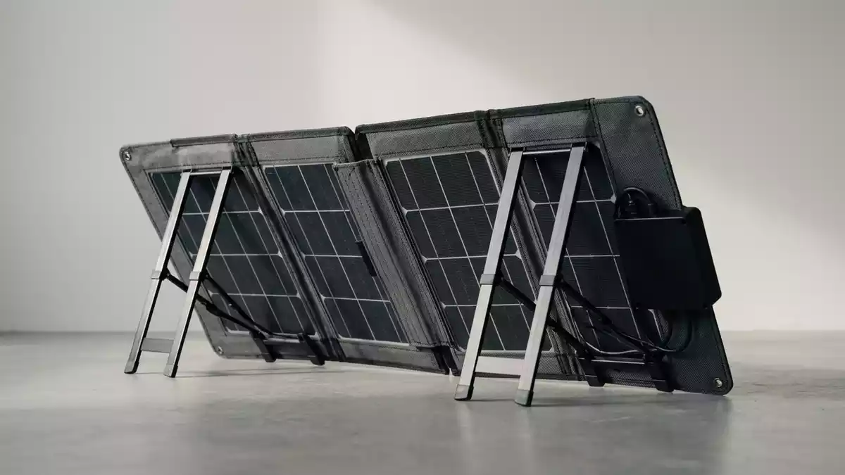 Fotorealistische Studioansicht von Faltbares Solarpanel in neutraler Produktdarstellung