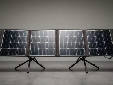 Fotorealistische Studioaufnahme von Faltbares Solarpanel zum Thema EcoFlow 220W Faltbares Solarpanel, klare Lichtfuehrung - Foto: THN