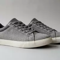Fotorealistische Studioaufnahme von Sneaker zum Thema On Cloud 5 Sneaker, klare Lichtfuehrung - Foto: THN