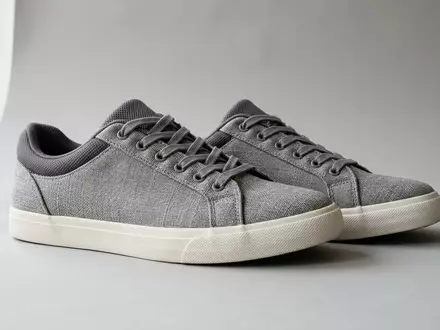 Fotorealistische Studioaufnahme von Sneaker zum Thema On Cloud 5 Sneaker, klare Lichtfuehrung - Foto: THN