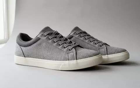Fotorealistische Studioaufnahme von Sneaker zum Thema On Cloud 5 Sneaker, klare Lichtfuehrung - Foto: THN