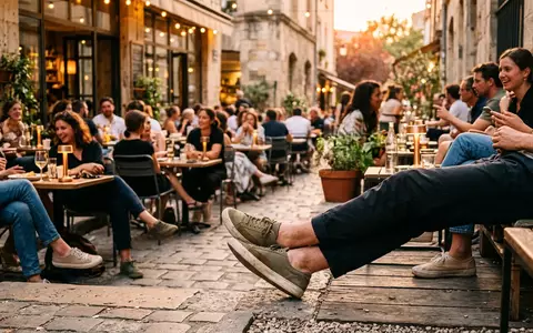 Fotorealistische Aufnahme von Sneaker im Cafe zum Thema On Cloud 5 Sneaker, warmes Abendlicht - Foto: THN