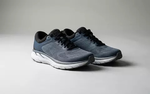 Fotorealistische Studioaufnahme von Laufschuhe zum Thema On Cloudrunner 2 Laufschuhe, klare Lichtfuehrung - Foto: THN