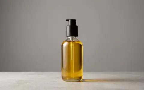 Fotorealistische Studioaufnahme von Haaroel zum Thema Olaplex No.7 Bonding Oil, klare Lichtfuehrung - Foto: THN