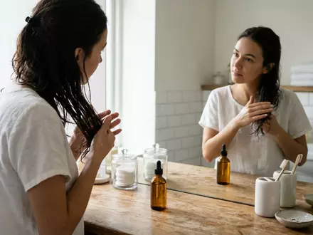 Fotorealistische Aufnahme von Haaroel im Badezimmer zum Thema Olaplex No.7 Bonding Oil, natuerliches Licht - Foto: THN