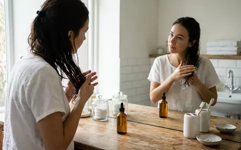 Fotorealistische Aufnahme von Haaroel im Badezimmer zum Thema Olaplex No.7 Bonding Oil, natuerliches Licht - Foto: THN