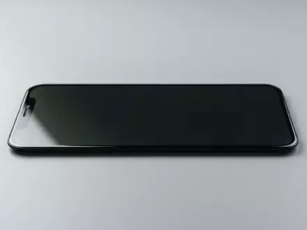 Fotorealistische Studioaufnahme von Displayschutz zum Thema Olixar Datenschutz Panzerglas iPhone, klare Lichtfuehrung - Foto: THN