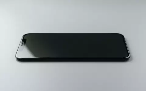Fotorealistische Studioaufnahme von Displayschutz zum Thema Olixar Datenschutz Panzerglas iPhone, klare Lichtfuehrung - Foto: THN