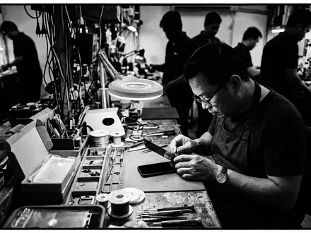 Schwarzweiss-Reportage mit Displayschutz zum Thema Olixar Datenschutz Panzerglas iPhone, hoher Kontrast, sachlich dargestellt - Foto: THN