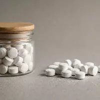 Fotorealistische Studioaufnahme von Zahnputztabletten zum Thema DENTTABS Zahnputztabletten mit Fluorid, klare Lichtfuehrung - Foto: THN