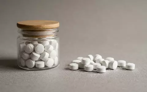 Fotorealistische Studioaufnahme von Zahnputztabletten zum Thema DENTTABS Zahnputztabletten mit Fluorid, klare Lichtfuehrung - Foto: THN