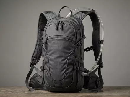 Fotorealistische Studioaufnahme von Trinkrucksack zum Thema Deuter Streamer 3L Trinksystem, klare Lichtfuehrung - Foto: THN