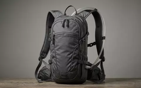 Fotorealistische Studioaufnahme von Trinkrucksack zum Thema Deuter Streamer 3L Trinksystem, klare Lichtfuehrung - Foto: THN