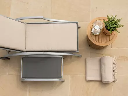 Flatlay-Arrangement rund um Gartenliege zum Thema Deuba Gartenliege Sonnenliege 2er, weiches Oberlicht - Foto: THN