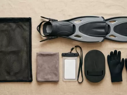 Flatlay-Arrangement rund um Schnorchelflossen zum Thema Cressi Clio Schnorchelflossen verstellbar, weiches Oberlicht - Foto: THN