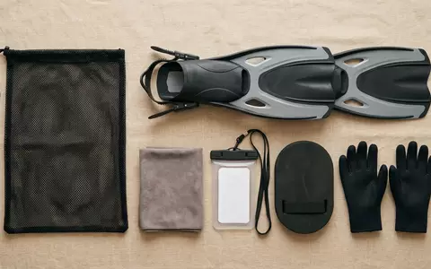 Flatlay-Arrangement rund um Schnorchelflossen zum Thema Cressi Clio Schnorchelflossen verstellbar, weiches Oberlicht - Foto: THN