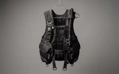Fotorealistische Studioaufnahme von Tarierjacket zum Thema Cressi Travelight BCD Taucherjacket, klare Lichtfuehrung - Foto: THN