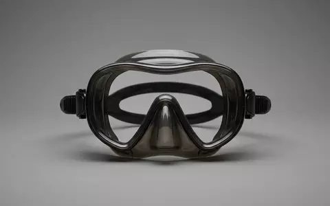 Fotorealistische Studioaufnahme von Tauchmaske zum Thema Cressi F1 Tauchmaske Silikon, klare Lichtfuehrung - Foto: THN