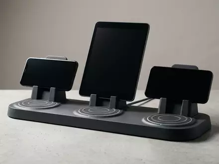 Fotorealistische Studioaufnahme von Ladestation zum Thema Belkin BoostCharge Pro MagSafe, klare Lichtfuehrung - Foto: THN