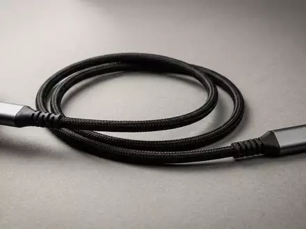 Fotorealistische Studioaufnahme von Ladekabel zum Thema Belkin USB-C auf Lightning, klare Lichtfuehrung - Foto: THN