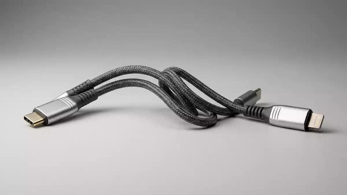 Fotorealistische Studioansicht von Ladekabel in neutraler Produktdarstellung, neutral