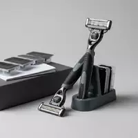 Fotorealistische Studioaufnahme von Systemrasierer zum Thema Gillette Fusion5 ProGlide Rasierer, klare Lichtfuehrung - Foto: THN