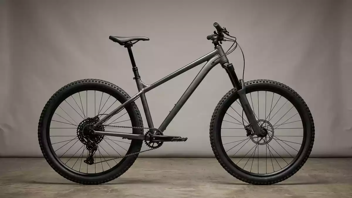 Fotorealistische Studioansicht von Mountainbike in neutraler Produktdarstellung