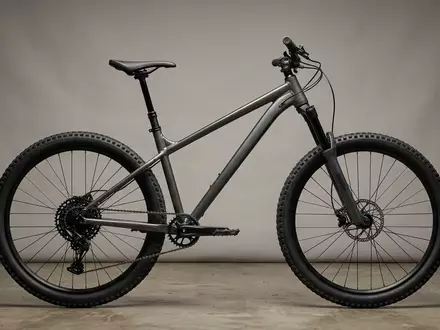 Fotorealistische Studioaufnahme von Mountainbike zum Thema Giant Talon 3 Mountainbike, klare Lichtfuehrung - Foto: THN