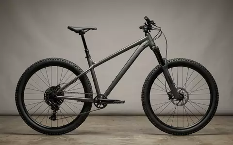 Fotorealistische Studioaufnahme von Mountainbike zum Thema Giant Talon 3 Mountainbike, klare Lichtfuehrung - Foto: THN