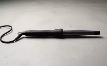 Fotorealistische Studioaufnahme von Lockenstab zum Thema GHD Curve Creative Curl, klare Lichtfuehrung - Foto: THN